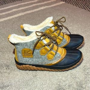 Sorel waterproof boots size 6